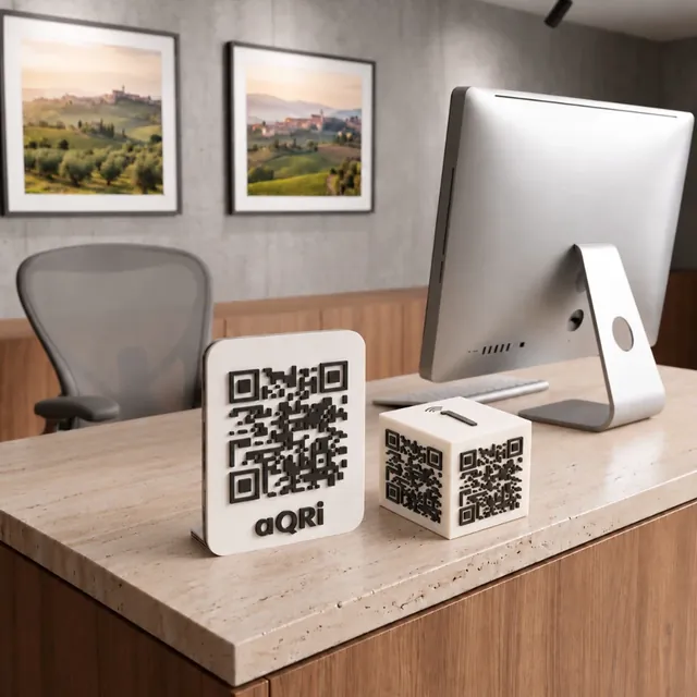 aQRi Signature: cubo con QR su quattro lati e display di grande formato su una scrivania